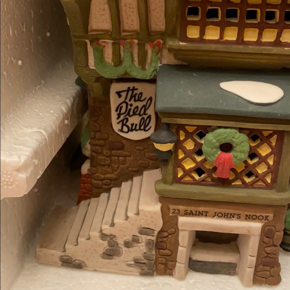 The Pied Bull Inn Dickens’ Village w bulb - Picture 3 of 3